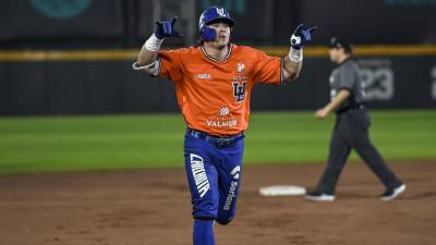 Algodoneros de Unión Laguna vino de atrás en el Estadio Francisco I. Madero y remontó para vencer 10-9 a Saraperos de Saltillo.