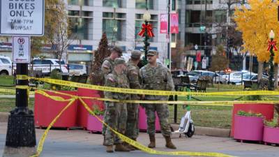 Dos agentes de la Guardia Nacional fueron atacados en un tiroteo, en el que fue arrestada una persona que se encuentra en estado crítico. La agente Sarah Beckstrom, de 20 años, pedió la vida tras las heridas.