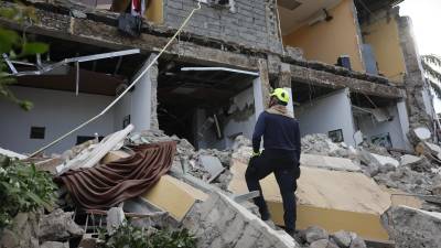 Un socorrista observa una edificación afectada por el terremoto de magnitud 7,7 que sacudió el sureste de Panamá, con una profundidad de 10 kilómetros y generó daños en varios edificios y carreteras cercanas a la localidad de Tonosí, epicentro del temblor, este viernes en Penonomé.