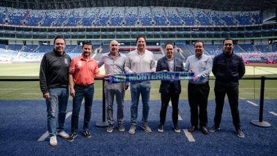 Javier Díaz, alcalde electo de Coahuila (C), visitó el estadio BBVA de Monterrey.