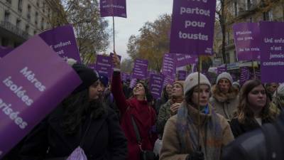 La protesta en ocasión del Día Internacional para la Eliminación de la Violencia contra las Mujeres, en París, el 23 de noviembre del 2024. FOTO: AP.