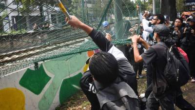 Presuntos miembros del bloque negro obstaculizan vías del Tren Ligero durante protesta