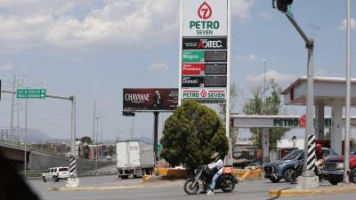 En estaciones cercanas a la central de autobuses, los tableros de precios permanecen apagados; sin embargo, al cargar combustible, el display de la bomba revela el costo real del litro.