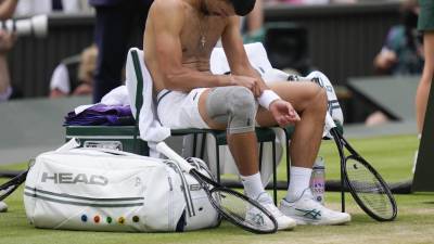 Novak Djokovic mostró su frustración después de perder ante Carlos Alcaraz en la Final de Wimbledon.