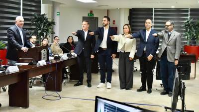 El alcalde Román Cepeda junto a los nuevos titulares de direcciones municipales durante la ceremonia de toma de protesta.