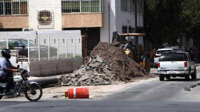 Desde julio, los trabajos en esta vialidad de la colonia República siguen sin finalizar, generando incomodidad entre los vecinos.