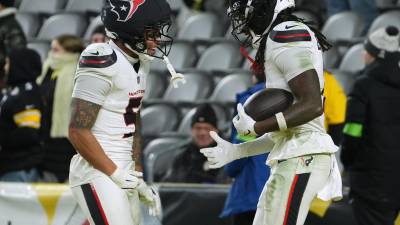 La defensa de Houston controló a Aaron Rodgers y aseguró el triunfo que clasifica al equipo a la ronda divisional.