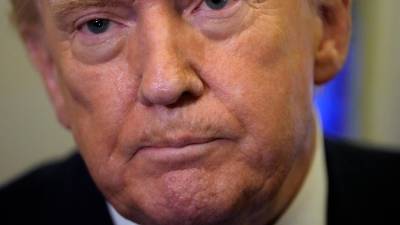 El presidente Donald Trump escucha la pregunta de un periodista mientras vuela a bordo del Air Force One desde la Base Conjunta Andrews, Maryland, a West Palm Beach, Florida.