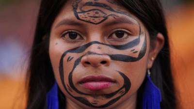 Un activista participa en una manifestación durante una conferencia sobre la transición energética hacia fuentes de energía alternativas, el lunes 27 de abril de 2026, en Santa Marta, Colombia.