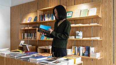 Tang Shuang en su librería, Paper Moon, en Shanghai. Las mujeres se reúnen en bares, salones y librerías para reclamar sus identidades mientras el líder del país pide que China adopte una “cultura de tener hijos”.