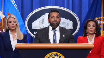 El director del FBI, Kash Patel, da una conferencia de prensa en Washington.