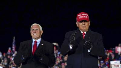 El entonces presidente Donald Trump (d) y su vicepresidente Mike Pence (i) durante un acto de la campaña presidencial en Grand Rapids, Michigan el 2 de noviembre del 2020.