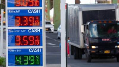 La media nacional para la gasolina regular alcanzó los 3.99 dólares por galón (3.78 litros)