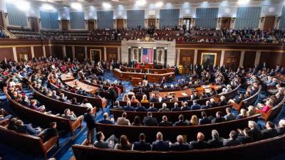 Fotografía de archivo del 25 de octubre de 2023 donde aparecen legisladores estadounidenses emitiendo sus votos dentro de la Cámara de Representantes del Capitolio de Estados Unidos en Washington.