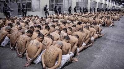 El Salvador se encuentra en estado de excepción desde 2022, cuando Bukele suspendió los derechos constitucionales y desató las fuerzas de seguridad para enfrentarse a la MS-13 y al Barrio 18.