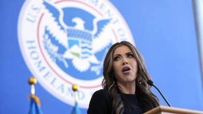 La secretaria de Seguridad Nacional Kristi Noem dijo que la aplicación CBP Home ofrece a los extranjeros la opción de irse, para que aún puedan tener la oportunidad de regresar legalmente en el futuro.