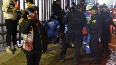 Equipos de emergencia atendieron a tres personas inconscientes en inmediaciones del Ángel de la Independencia; todas fallecieron por asfixia, informó la Sedesa.