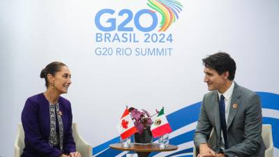 La presidencia de México de la presidenta de México, Claudia Sheinbaum (i), junto al primer ministro de Canadá, Justin Trudeau (d), en una reunión privada en el marco de la cumbre del G20, celebrada en Brasil.