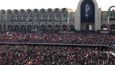 Los iraníes rinden homenaje al fallecido líder supremo iraní, el ayatolá Alí Jameneí, durante una ceremonia de despedida previa a su funeral en la gran mezquita de Mosallah en Teherán, Irán, el 4 de julio de 2026.