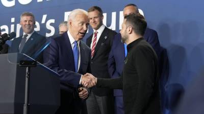 El presidente de Estados Unidos, Joe Biden y el presidente de Ucrania, Volodímir Zelenski, durante una ceremonia del “Pacto de Ucrania” durante la Cumbre de la Organización del la OTAN)en Washington.