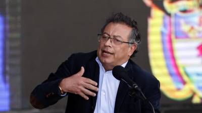 El presidente de Colombia, Gustavo Petro, aseguró este domingo que no permitirá la entrada al país de aviones con ciudadanos deportados por los Estados Unidos si estos no reciben un trato digno.