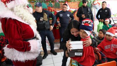 Elementos de la Policía del Estado visitaron la primaria para entregar regalos a Juanito, quien emocionado expresó su agradecimiento.