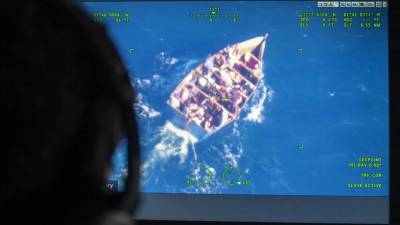 Un operador de la Guardia Costera de los Estados Unidos observa una embarcación.