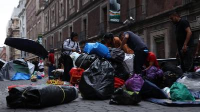 Maestras y maestros de la Coordinadora Nacional de Trabajadores de la Educación (CNTE) comenzaron a retirar sus casas de campaña de las calles del Centro Histórico.