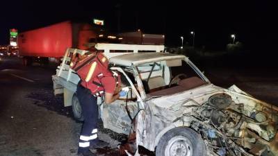 La camioneta Nissan Estaquitas en la que viajaba Rivaldo de Dios Zarraga tras el impacto con el tráiler.