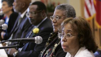 Thelma Mothershed Wair, en primer plano, durante una conferencia de prensa, el 23 de septiembre de 2007, en Little Rock, Arkansas.