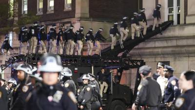 Decenas de elementos de la Policía de Nueva York se desplegaron alrededor de la Universidad de Columbia, epicentro de las protestas estudiantiles pro Palestina contra la guerra de Israel en Gaza.