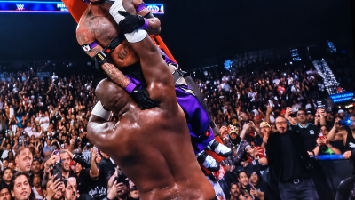 Omos derrotó a Rey Mysterio en la lucha estelar de Triplemanía 34 en Las Vegas y consiguió su reinstalación en AAA.