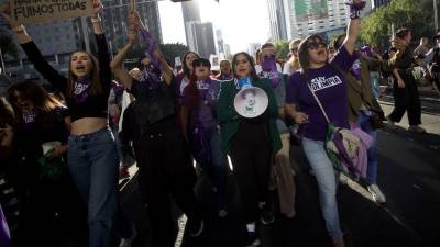 Decenas de mujeres de distintas colectivas marcharon desde la autonombrada “Gloriera de mujeres que lucha” hacía el Zócalo para exigir contra la violencia patriarcal en el marco del día internacional contra la violencia hacia la mujer.