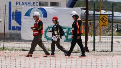 Las cuadrillas trabajan en la limpieza de la mina, con precauciones por el posible hallazgo de restos.