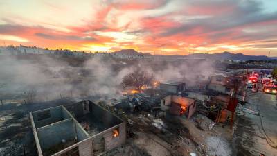 Al menos 10 casas y 8 tejabanes resultaron gravemente afectados por el fuego.