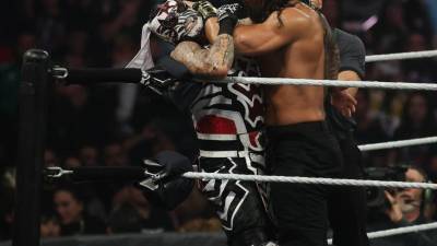 Penta conectó un Mexican Destroyer durante el combate, pero Roman Reigns consiguió evitar la cuenta de tres.