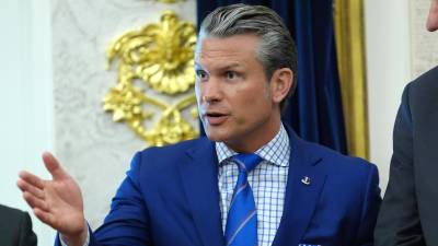 El secretario de Defensa Pete Hegseth ha estado haciendo gestiones en el Capitolio, incluso el lunes por la noche.