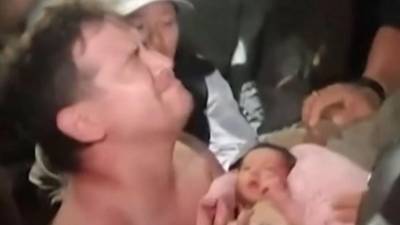 Una madre rescatada de entre los escombros de Venezuela con su hijo recién nacido describe 32 horas angustiosas