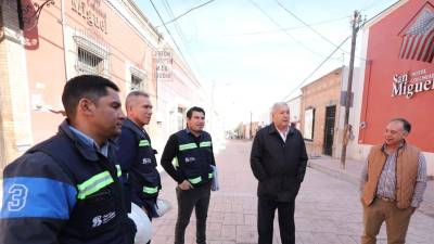 El alcalde José María Fraustro Siller recorrió la calle General Cepeda, del Centro Histórico de Saltillo; supervisó los trabajos.