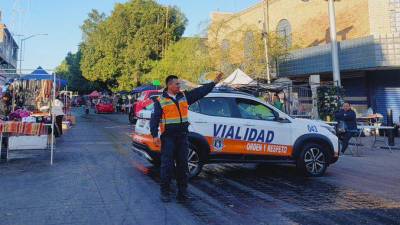 Tránsitos coordinan el flujo vehicular cerca de un centro comercial.