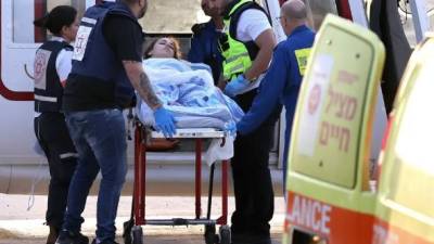 Una mujer herida en Israel es transportada al hospital después de sobrevivir a uno de los ataques del 7 de octubre.