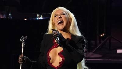 Christina Aguilera canta en la gala en honor a Rubén Blades como Persona del Año de la Academia Latina de la Grabación, el 17 de noviembre de 2021 en Las Vegas. AP/Chris Pizzello