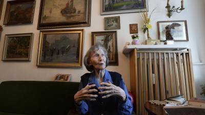 Zofia Posmysz, una autora polaca católica de 96 años que sobrevivió a los campos de concentración de Auschwitz y Ravensbrueck, posa en su casa en Varsovia, Polonia el martes 14 de enero de 2020.