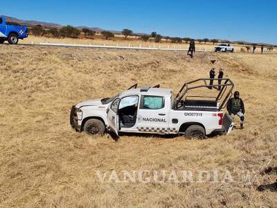 $!Vuelca camioneta de la Guardia Nacional en Durango; muere mujer, cuatro lesionados