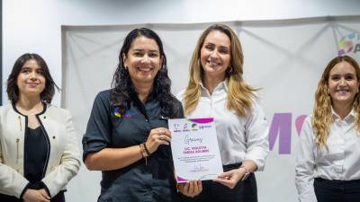 Luly López Naranjo, presidenta honoraria del DIF Saltillo, durante su intervención en el conversatorio “Voluntariado en Movimiento”.