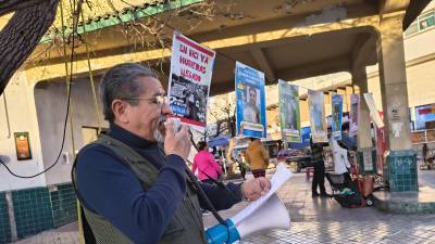 Durante la manifestación, el colectivo Transporte Digno Saltillo abrió el micrófono para que los asistentes pudieran compartir sus experiencias y demandas.