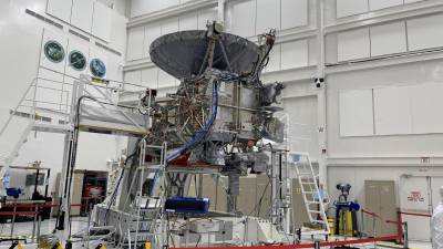 La nave espacial Europa Clipper desplegada en el Laboratorio de Propulsión a Chorro de la NASA en Pasadena, California.