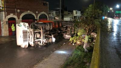 “El camión recolector volcó tras sufrir una presunta falla mecánica en calles de la colonia Oceanía.