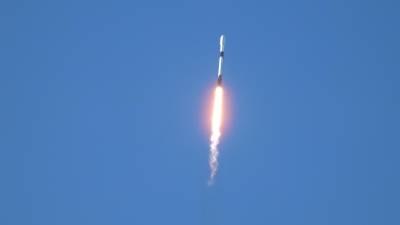 Un cohete SpaceX Falcon 9 que transporta el primer orbitador lunar de Corea del Sur, el Korea Pathfinder Lunar Orbiter conocido como Danuri, despega de la Estación de la Fuerza Espacial de Cabo Cañavera.