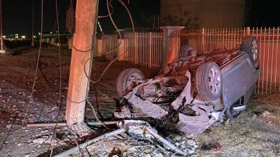 El Volkswagen Jetta terminó volcado tras impactar un poste de concreto en el Libramiento OFT.